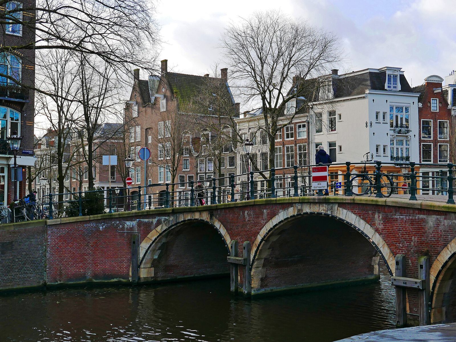 Bakstenen bruggen waar de Prinsengracht en de Reguliersgracht elkaar kruisen