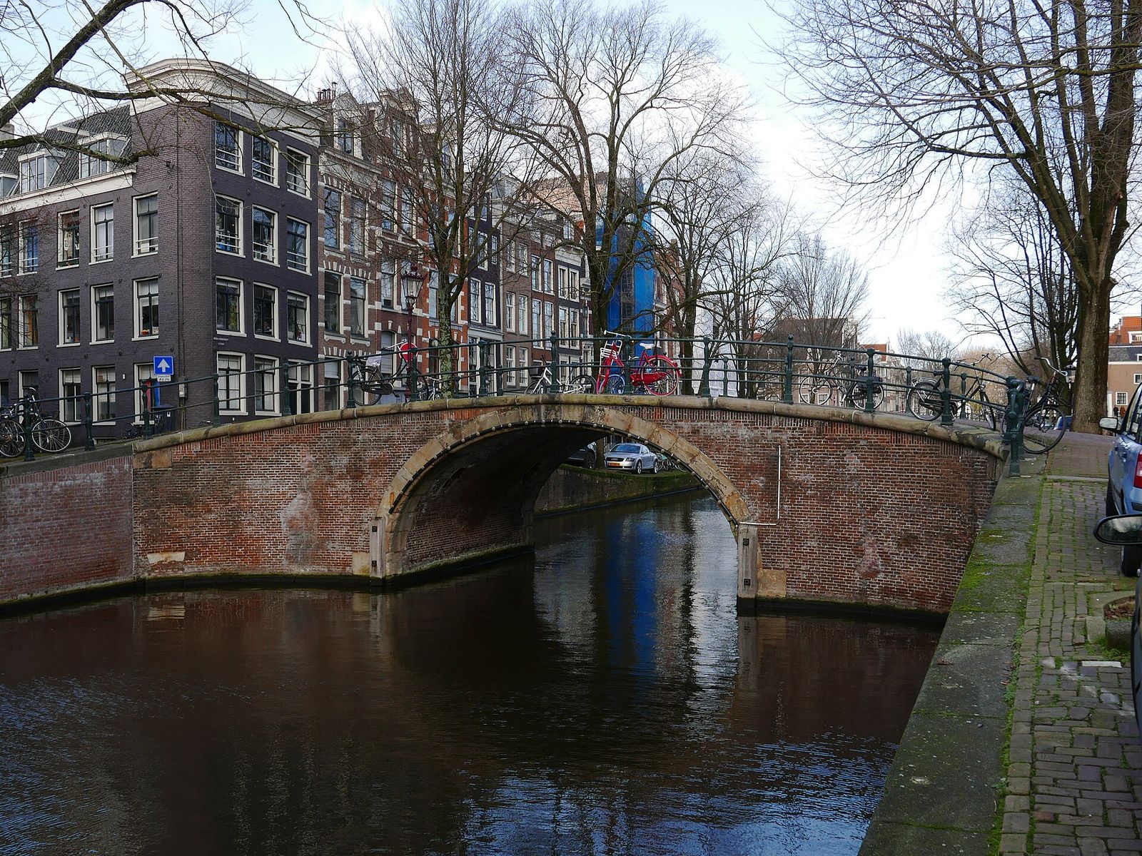 Oude bakstenen brug over de Reguliersgracht